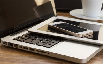 On which devices do internet users watch advertisements?