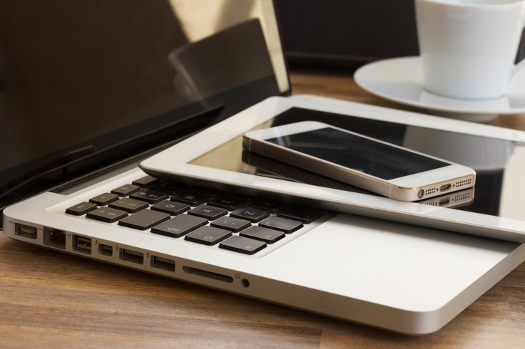 On which devices do internet users watch advertisements?