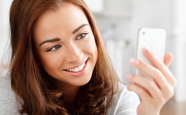 Z mobilních telefonů se nejčastěji navštěvují Databáze a katalogy
