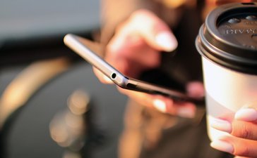 Liepą internautai aktyviau naršė telefonais