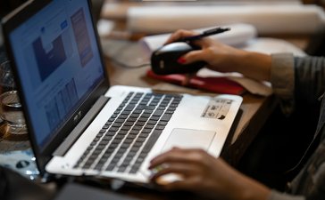 #casestudy: Doctor Google, Comedian Facebook : Traffic Sources in Mediapanel